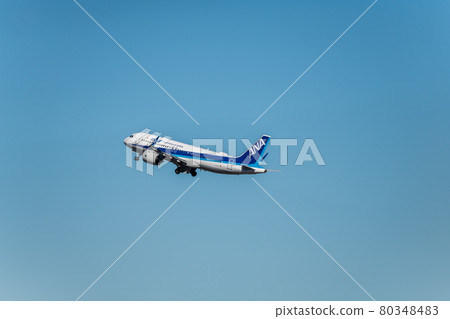 [ANA aircraft taking off from Haneda Airport Terminal 2] 80348483