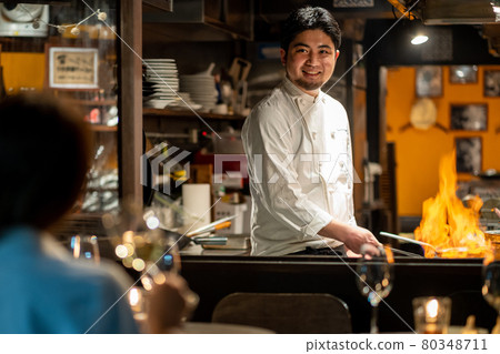 廚師和客人在廚房做飯 80348711