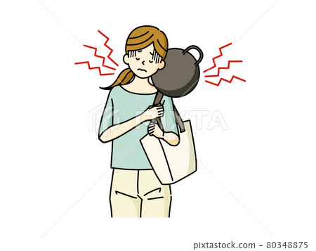 一個女人提著包，肩上有負擔 80348875