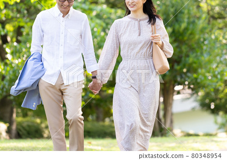 中間情侶手牽手走路 80348954