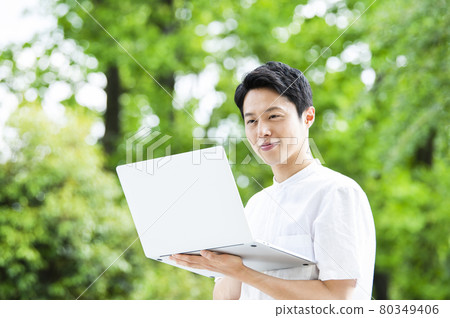 男性遠程工作認真 80349406