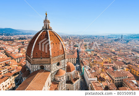 Florence Duomo Cupola and the streets of the old town 80350958