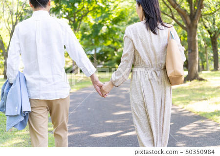 一對中年夫婦手拉手走路的背影 80350984