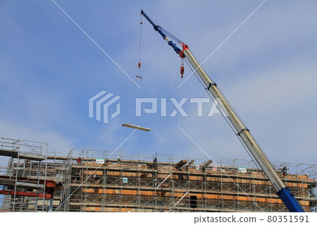 Building construction site / crane and worker (jump job) Building construction site / crane and worker (jump job) 80351591