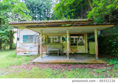 山上一所封閉的小學校 80352116