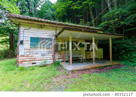 山上一所封閉的小學校 80352117