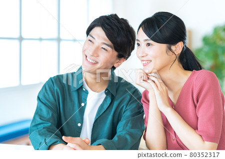 Married couple, family, lifestyle, living room 80352317