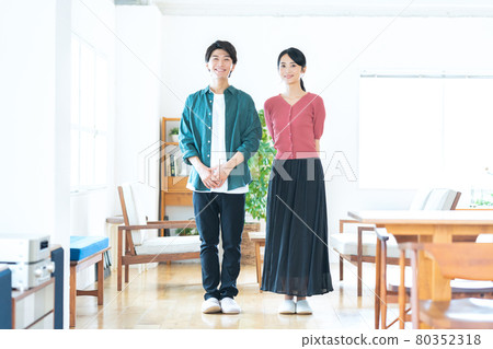 Married couple, family, lifestyle, living room Married couple, family, lifestyle, living room 80352318