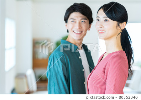 Married couple, family, lifestyle, living room 80352340