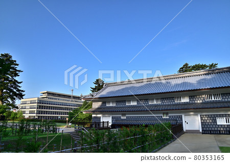 修復後的金澤城的三門和三門橋 修復後的金澤城的三門和三門橋 80353165
