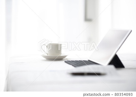 桌上有平板電腦、咖啡杯和圓珠筆的風景（咖啡杯焦點） 80354093