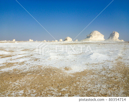 White desert made of limestone carbonate in Farafra, Egypt White desert made of limestone carbonate in Farafra, Egypt 80354714