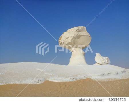 Mushroom-shaped rock formations in the white desert of Farafra, Egypt 80354723