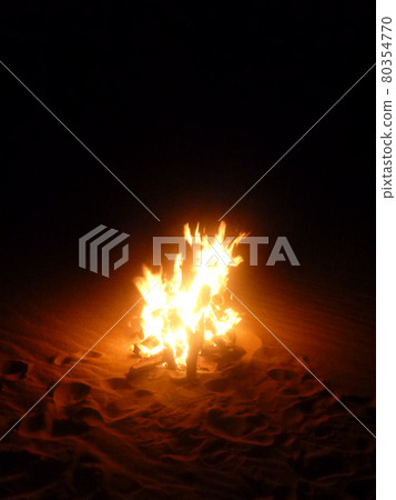 夜間燃燒火焰垂直位置的沙子中的篝火 夜間燃燒火焰垂直位置的沙子中的篝火 80354770