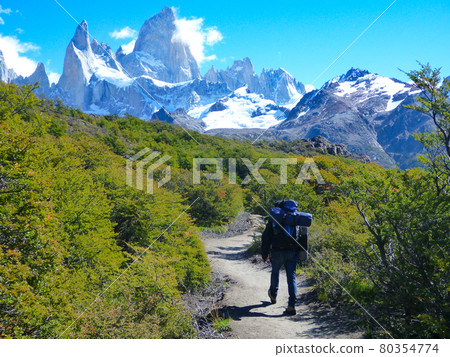 Back view of a male climber trekking to Mount Fitz Roy in the Patagonia region of Argentina 80354774