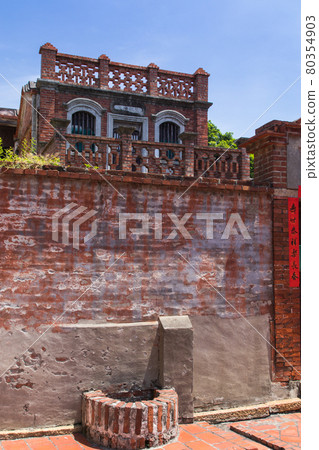 Half-sided Well (Taiwan-Lukang) Half-sided Well (Taiwan-Lukang) 80354903