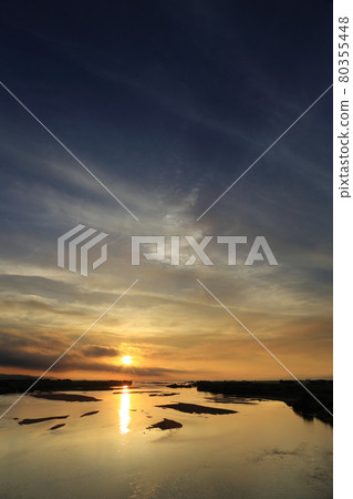 Sunrise from the mouth of the Hii River in Shimane Prefecture 80355448