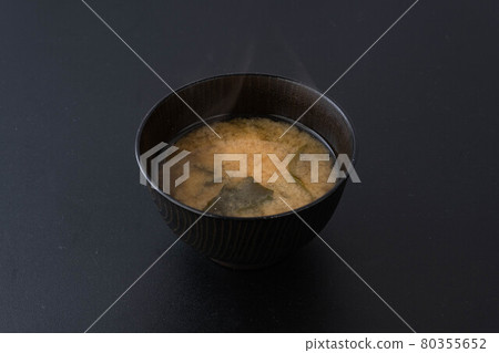 For health promotion, eat low-salt wakame miso soup for breakfast every day. Fermented soybean food is effective for blood pressure. 80355652