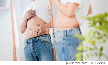 一個男人觸摸他的腹部脂肪的飲食形象 一個男人觸摸他的腹部脂肪的飲食形象 80355981