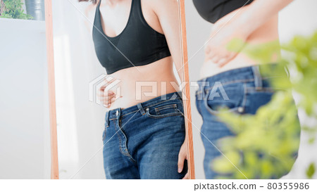 一個女人觸摸腹部脂肪的飲食形象 80355986
