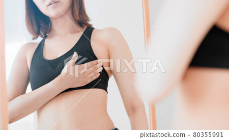 一個女人正在自我按摩乳房 80355991