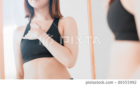 一個女人正在自我按摩乳房 80355992