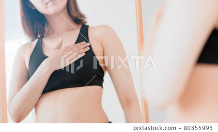 一個女人正在自我按摩乳房 80355993