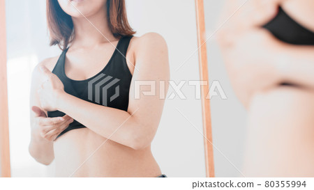 一個女人正在自我按摩乳房 80355994