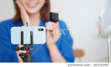 直播中的女人美女形象 80356040