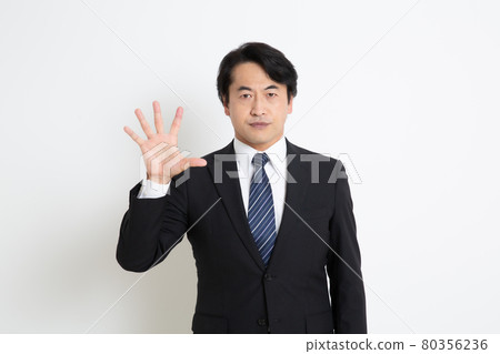 五指直立的中年上班族 80356236