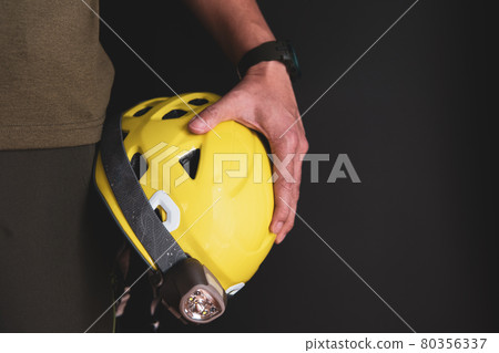 戴登山頭盔的人戶外形像素材 80356337