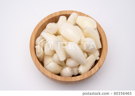 Top view of japanese shallots in wooden bowl. Healthy food 80356465