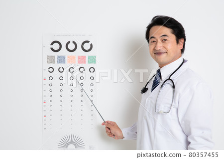 A veteran male doctor doing a vision test A veteran male doctor doing a vision test 80357455