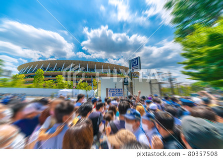 根據日本東京都市風景的第四次宣言。在國家體育場站前的威脅人群看到藍色衝動...... = 7 月 23 日 80357508