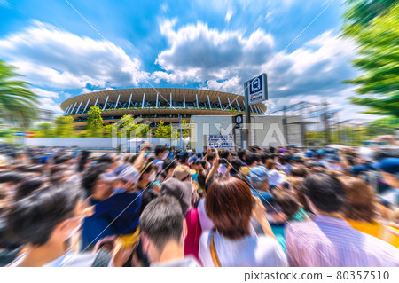 根據日本東京都市風景的第四次宣言。在國家體育場站前的威脅人群看到藍色衝動...... = 7 月 23 日 根據日本東京都市風景的第四次宣言。在國家體育場站前的威脅人群看到藍色衝動...... = 7 月 23 日 80357510