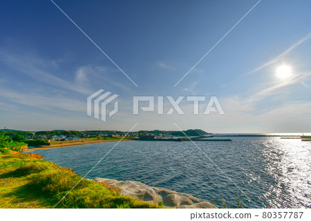 從石川縣加賀市的海角Amagozen海角眺望 從石川縣加賀市的海角Amagozen海角眺望 80357787
