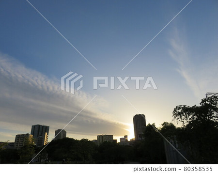 在黃昏的景觀 80358535