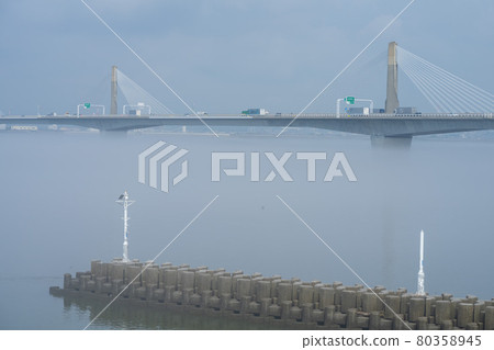 漂浮在霧中的Ibi Nagara Ohashi 80358945