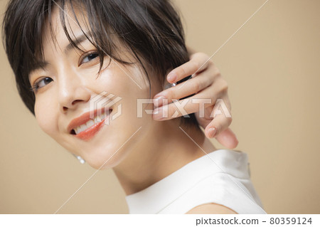 Short-haired woman beige 80359124