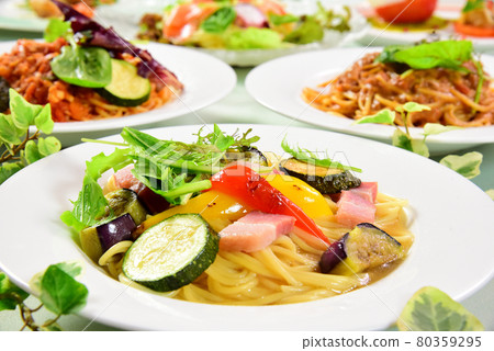義大利麵：用當地蔬菜製作的日式peperoncino 80359295