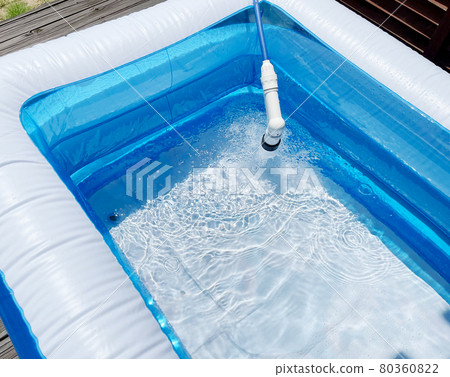 將水儲存在兒童游泳池中 反射水面 將水儲存在兒童游泳池中 反射水面 80360822