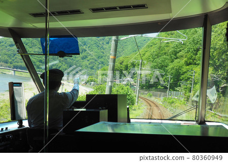 列車正面圖 | JR西日本特急“八雲”全景綠色車廂 80360949