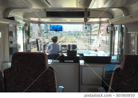 視野開闊的列車座位 | JR西日本特急“八雲”全景綠色車廂 80360950