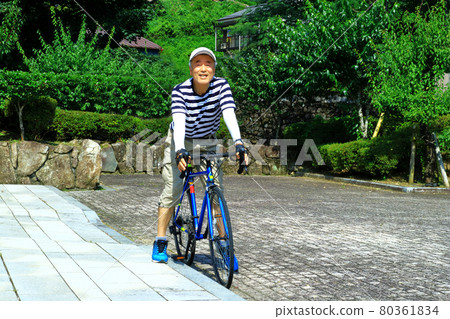 騎自行車去公園 80361834