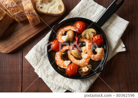 Shrimp and mushroom ajillo 80362596