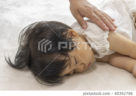 Mother and baby sleeping by the window (1 year old, Japanese, girl) 80362786