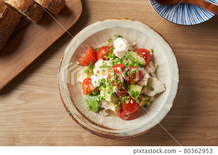 Tofu and avocado salad 80362953