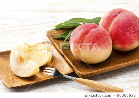 桃子切桃葉_夏季應季水果 桃子切桃葉_夏季應季水果 80363658