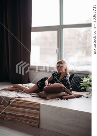 pretty woman with short blonde hair holding a pretty woman with short blonde hair holding a 80363733