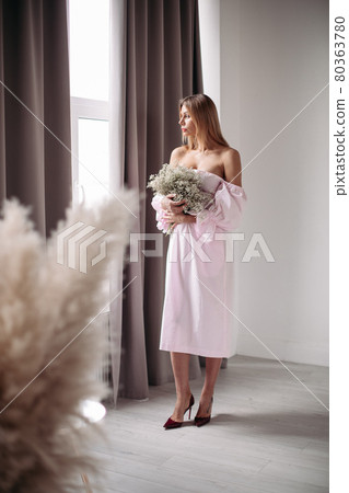 Young lady posing with big bunch of flowers 80363780